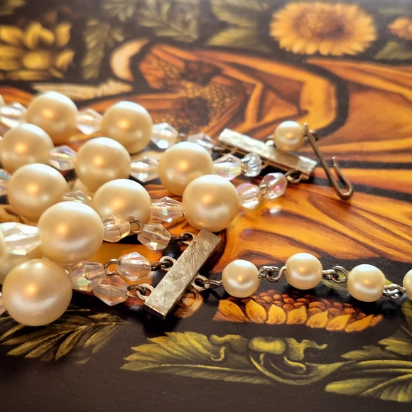 White Multi-Strand Pearl Necklace with Graduated Design - Picture 5 of 5